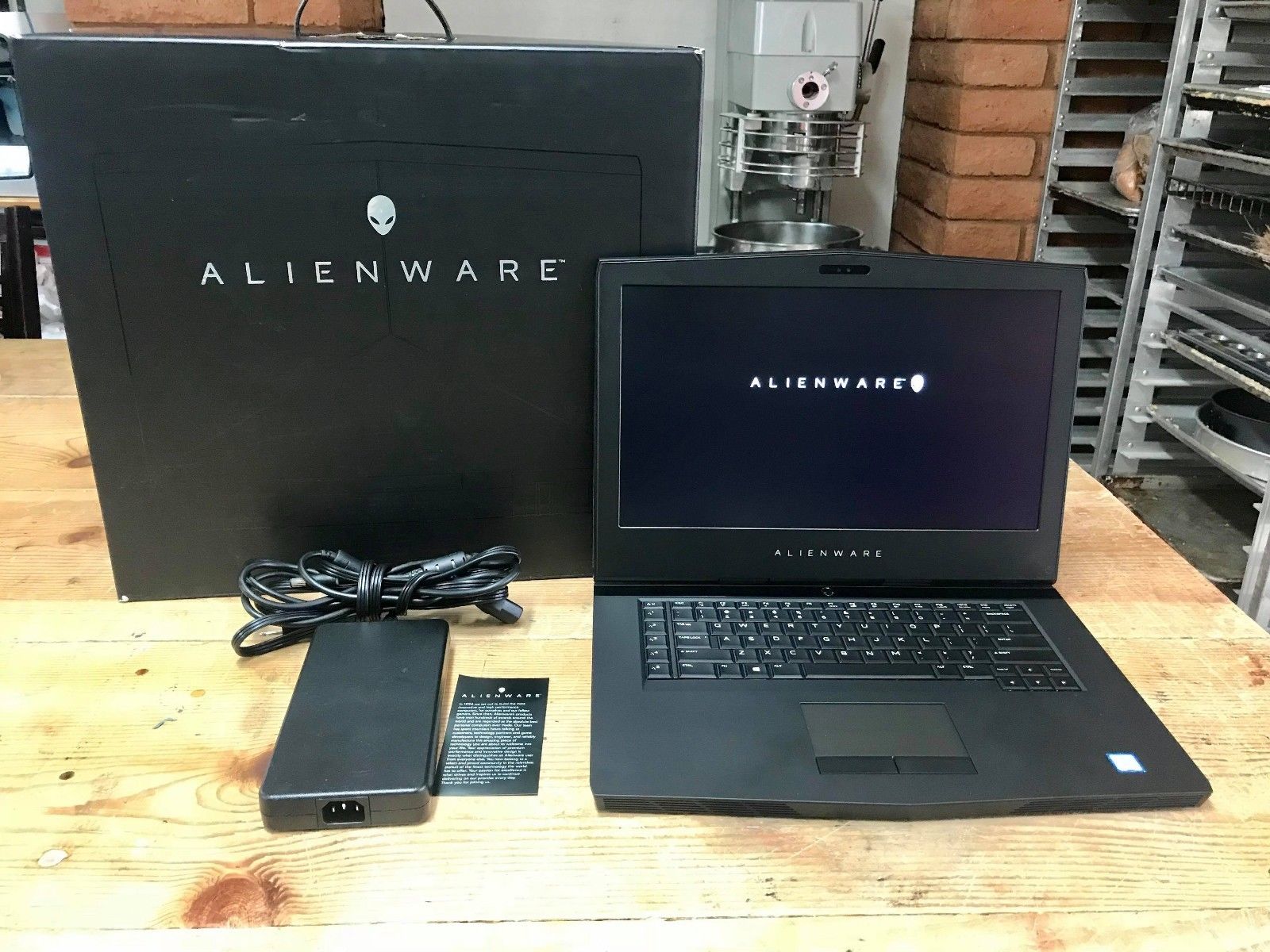 15.6" Alienware 15 R3, i7-7700HQ 2.80GHz, 16GB, 128GB SSD / 1TB HDD, GTX 1070