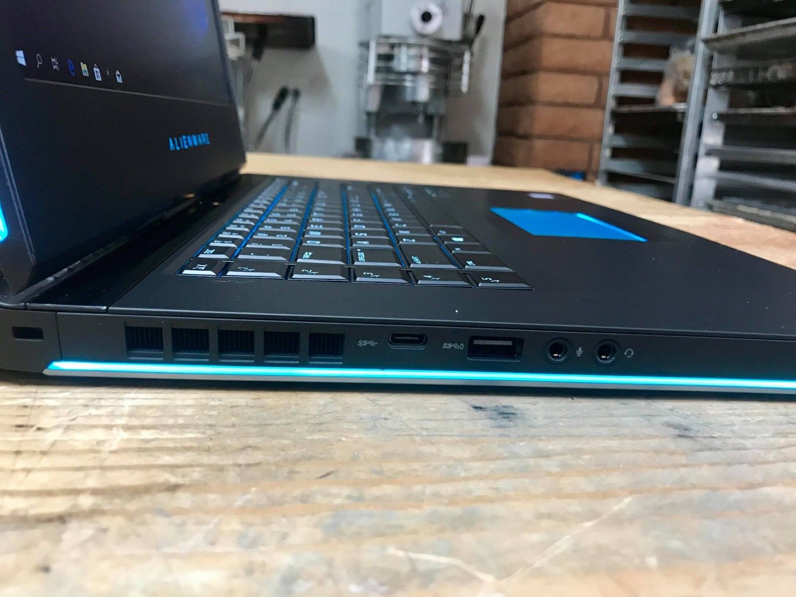 15.6″ Alienware 15 R3, i7-7700HQ 2.80GHz, 16GB, 128GB SSD / 1TB HDD ...