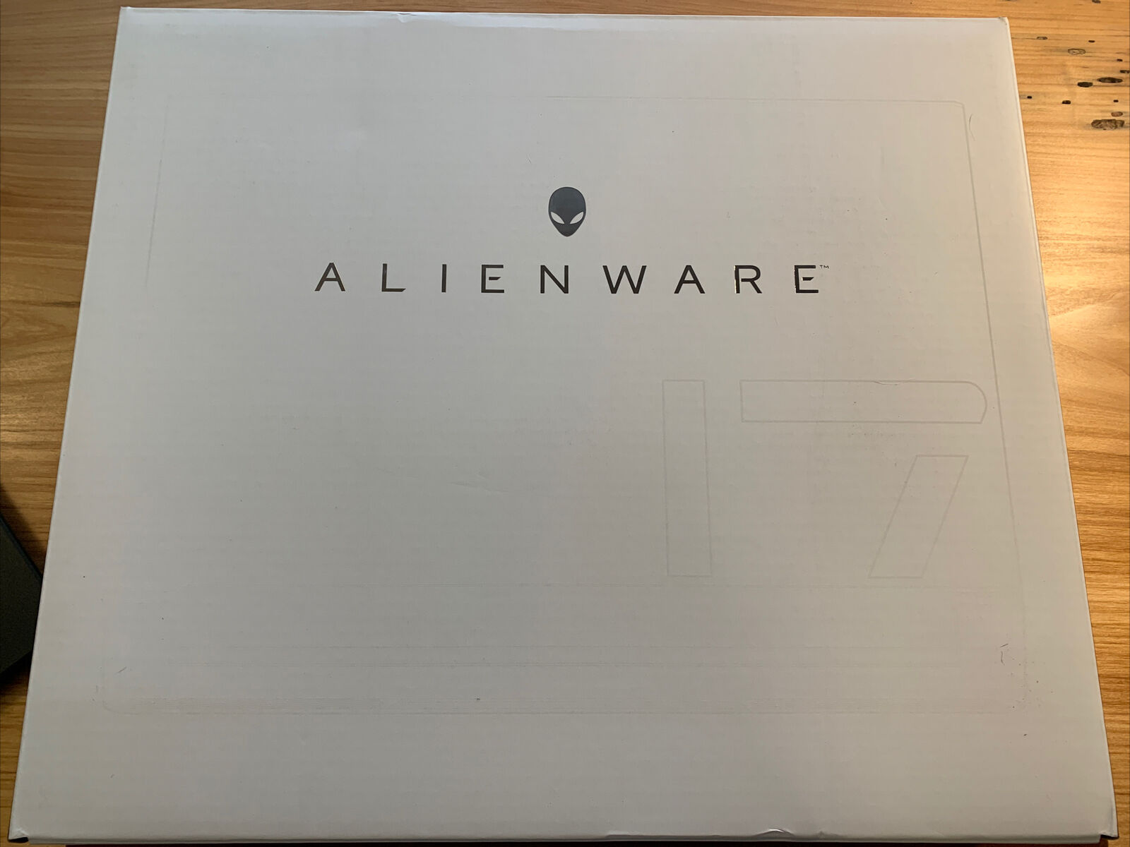 MINT Alienware m17 R3 Lunar Light 17.3" 300Hz FHD 16GB - RTX 2070 8GB WARRANTY