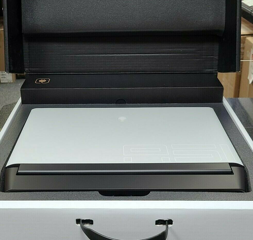 ALIENWARE AREA 51M R2 17.3" i7-10700 32GB DDR4 1TB SSD Nvidia 2070 Super 360hz